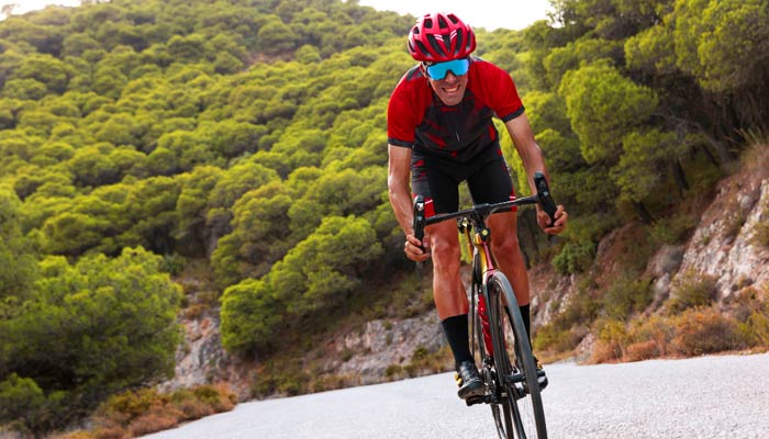 ¿Sabías que una ligera variación en el apoyo de tus pies sobre los pedales puede marcar la diferencia entre una victoria y una lesión? En el ciclismo profesional, donde cada watt cuenta, la biomecánica del pie es un factor determinante para optimizar la eficiencia en el pedaleo y prevenir lesiones en los ciclistas. Footsolution, Foot Medical, Meds, Theoduloz.